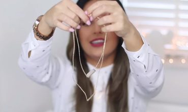 Manon Tilstra toont kettinkjes - reclame door vloggers en YouTubers