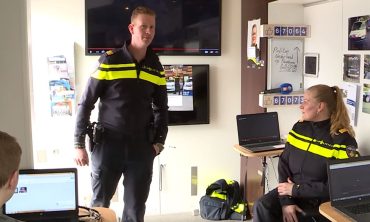 politie geeft les over sexting