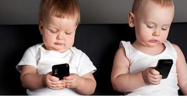 baby's met smartphone